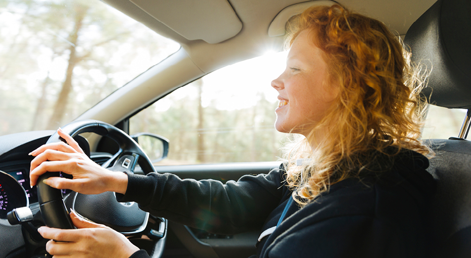 Mujer conduciendo sonriente