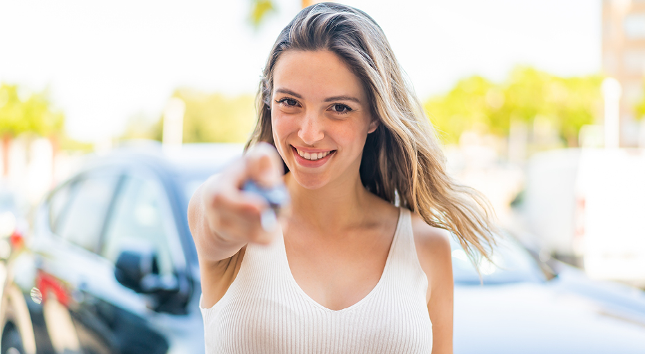 Mujer conduciendo sonriente